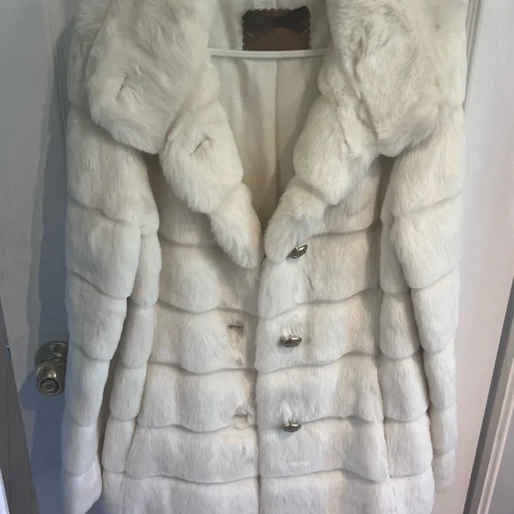 Guess❓stunning white faux fur jacket. - Picture 2 of 9